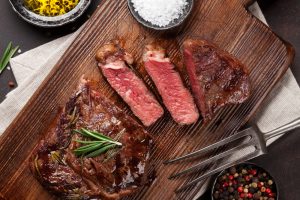 blutiges Steak well-done perfekt