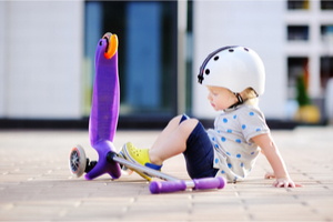 kinderroller roller fahren mit helm Sicherheit schutz